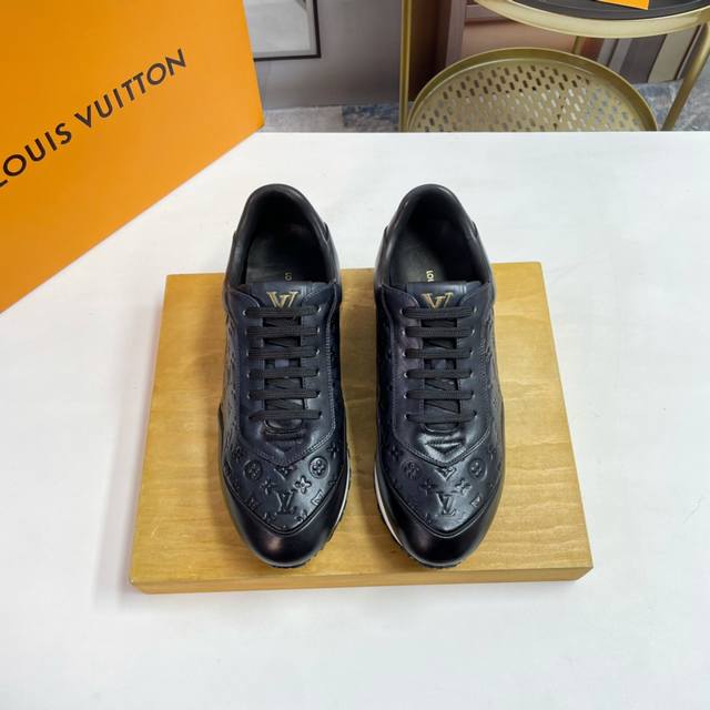 L家 顶级 Size：39-44 38和45可定做 Lv奢品秋冬款男士run Away 运动鞋，采用经典开边珠牛皮老花擦色、适合春夏穿着舒适透气，内里网布、立体